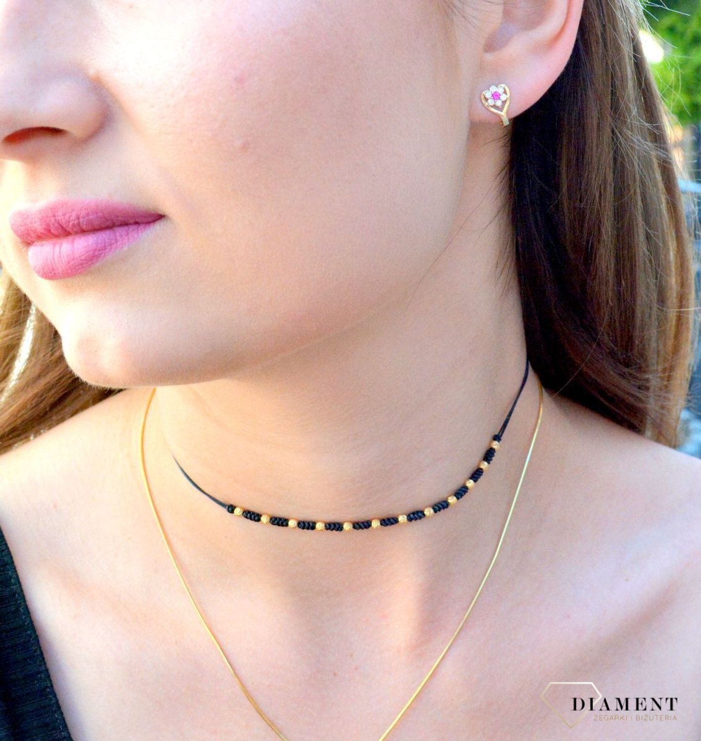 Złote kolczyki 333 kwiatek w serduszku z cyrkonią KL 4206A 333.  Złoto z ozdobnymi białą i czerwoną cyrkonią ułożone w kształt delikatnego serduszka. Urocza biżuteria dla dzieci, świetnie pasująca na prezent z różnych okazji.jpg